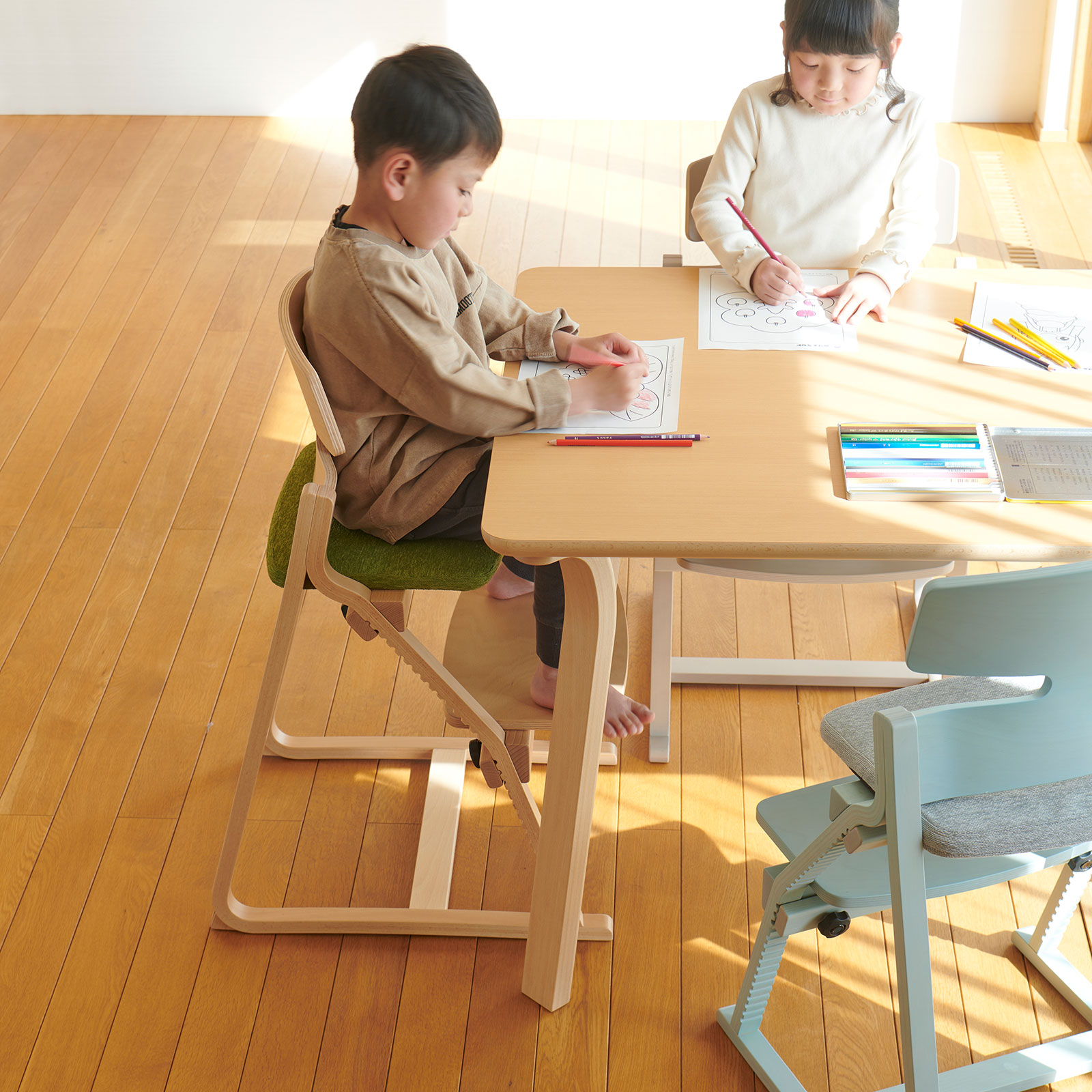 アップライトチェア～～子供たちの姿勢を守る椅子 | インテリアプラザ 